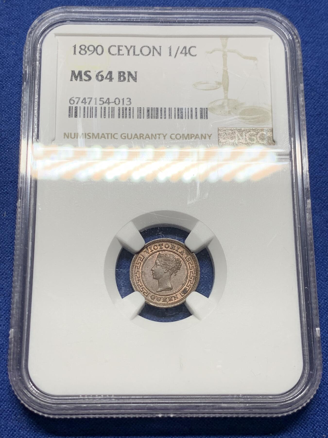 《竞宝斋》第383场 周日，周一，周二 3场连拍 （全场包邮） NGC MS64BN 锡兰（Ceylon）1890年 1/4仙 铜币 维多利亚女王左像，雕刻精致，红棕原色包浆温润。殖民地低面值小铜币，流通剧烈，存世高分尤为罕见。细节完整，静静承载着旧英属锡兰的殖民记忆与热带岛国的岁月余温