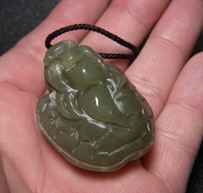 玉石翡翠玛瑙｜拍卖专场 和田青玉带糖色带孔立体圆雕龙龟小把件