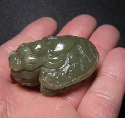 玉石翡翠玛瑙｜拍卖专场 和田青玉带糖色带孔立体圆雕龙龟小把件