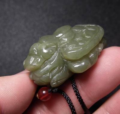 玉石翡翠玛瑙｜拍卖专场 和田青玉带糖色带孔立体圆雕龙龟小把件