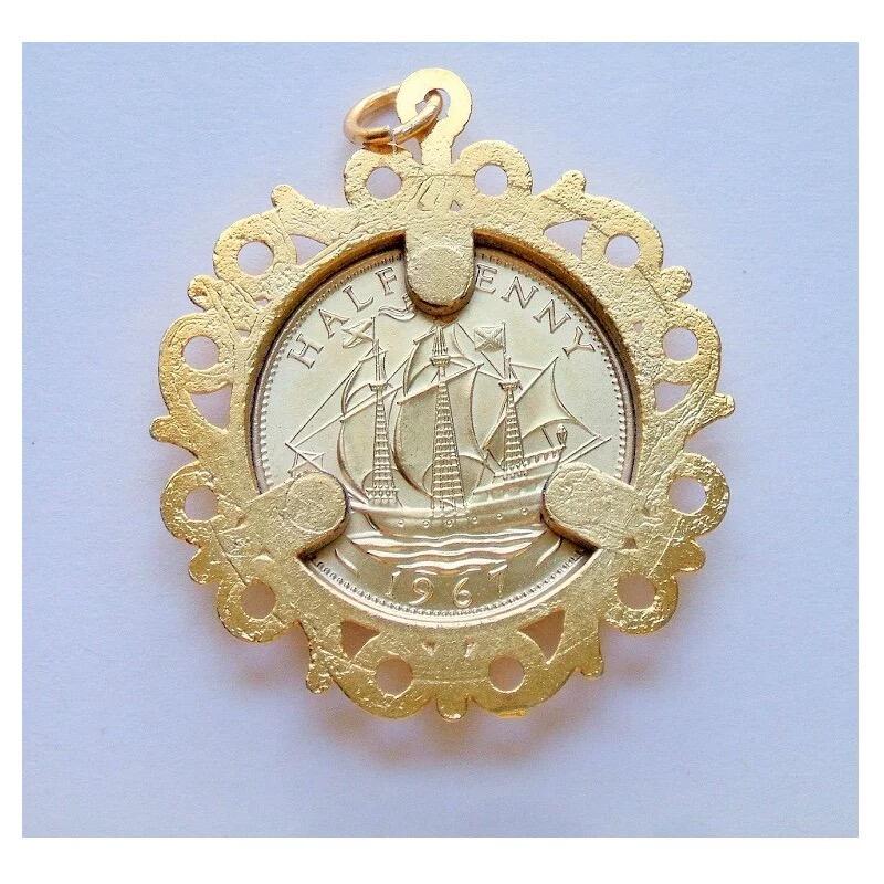  英国1967年 伊丽莎白镀金高浮雕精制币章吊坠 40MM
