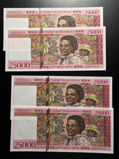 八十四场 - 马达加斯加25000法郎，A冠4连跳号！品相unc-。