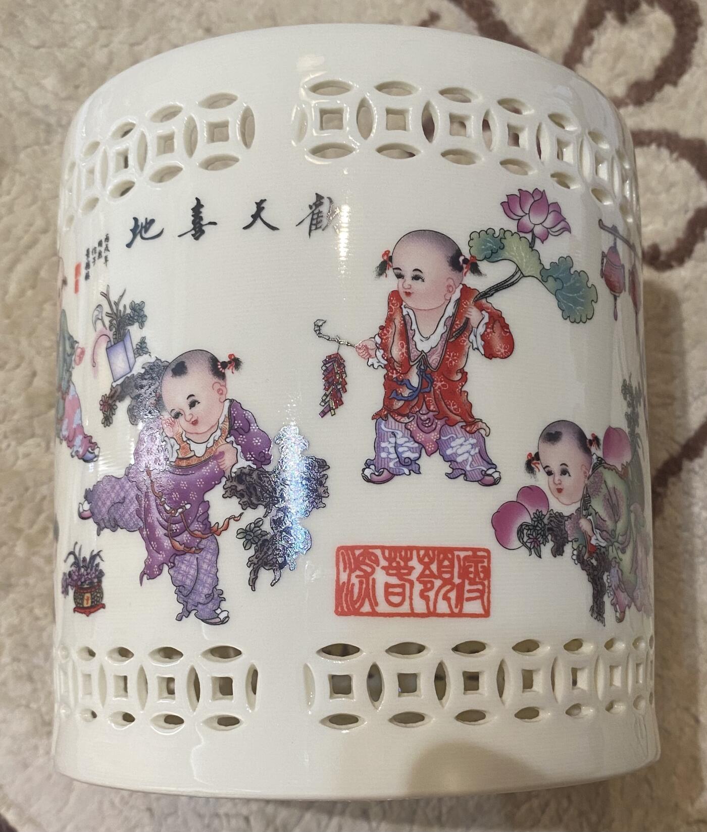 【旋风钱币】5月24日19:00准时开拍 精美欧洲币章纸币 瓷器紫砂城轩拍卖图录等 全场包邮 彩瓷笔筒 欢天喜地 11个年画大娃娃 可收藏 可观赏 可用 可玩 直径13.5cm 高14.5cm 480克 