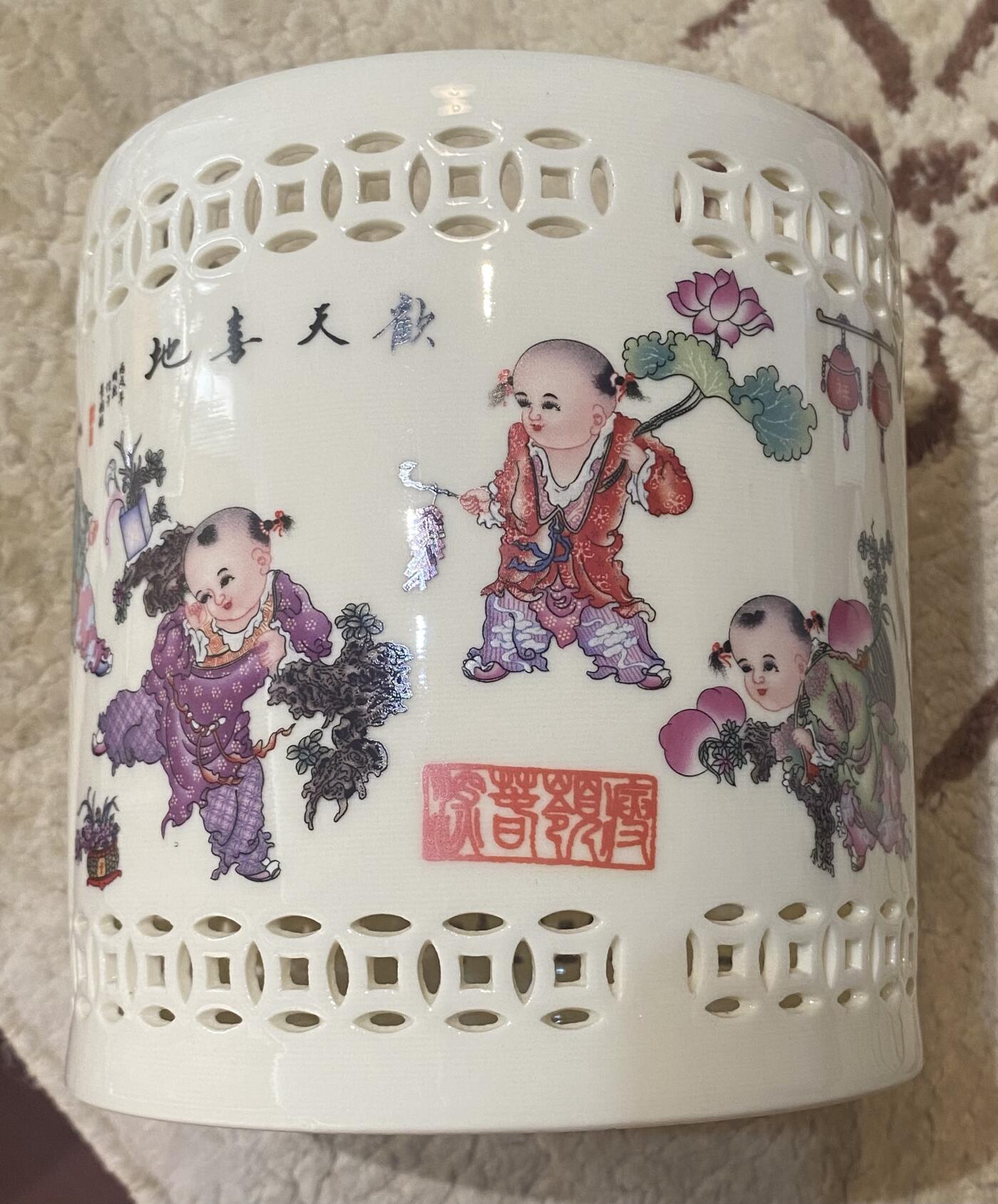 【旋风钱币】5月24日19:00准时开拍 精美欧洲币章纸币 瓷器紫砂城轩拍卖图录等 全场包邮 彩瓷笔筒 欢天喜地 11个年画大娃娃 可收藏 可观赏 可用 可玩 直径13.5cm 高14.5cm 480克 