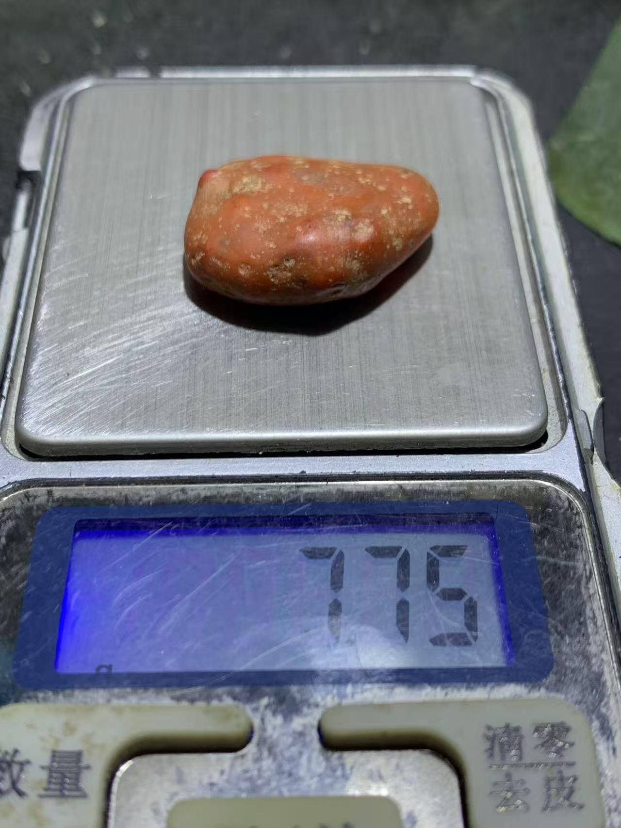 精美冰红南红玛瑙原石一颗，