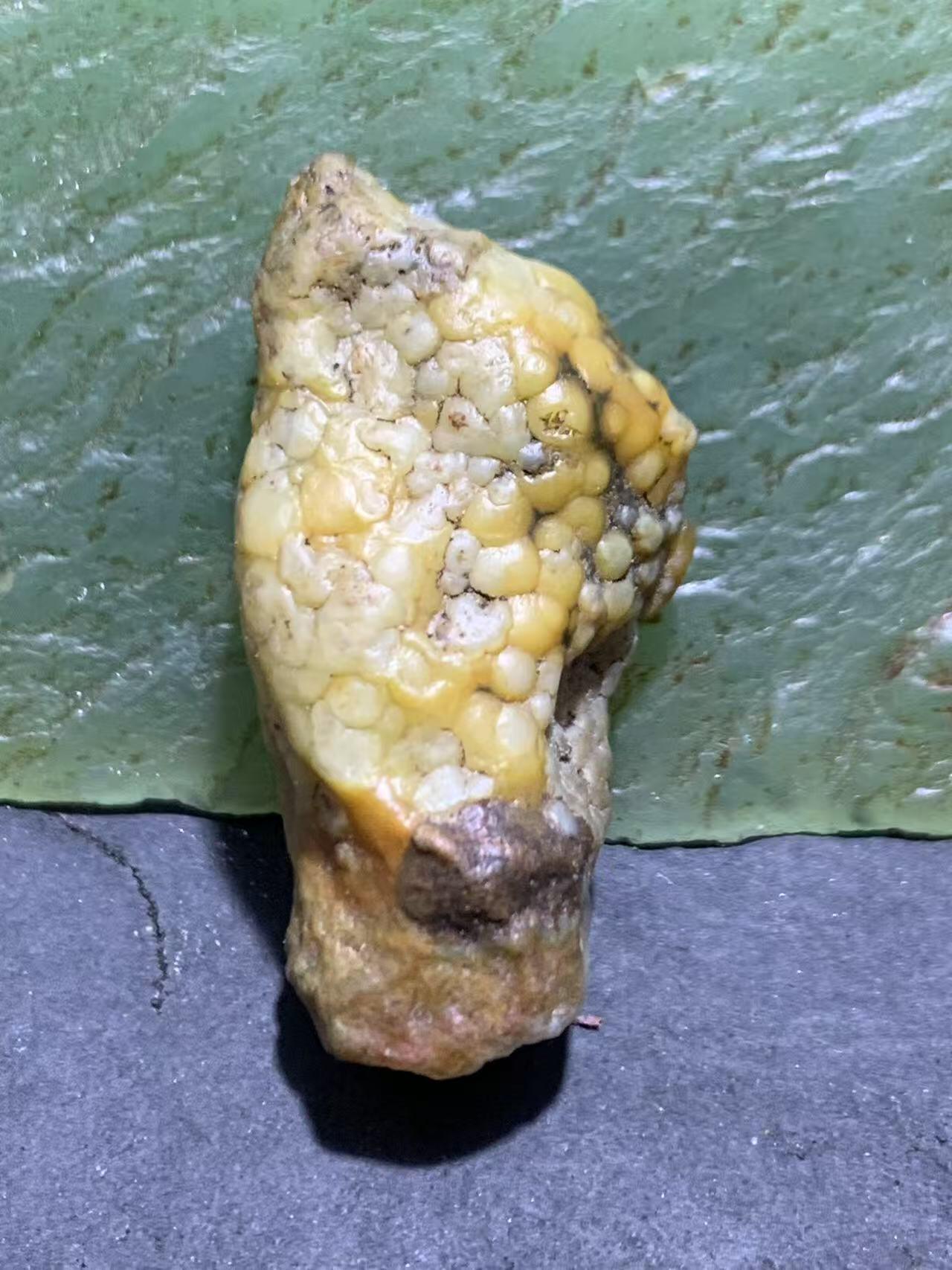 精美阿拉善高玉化极细鱼籽筋脉石原石一颗，
