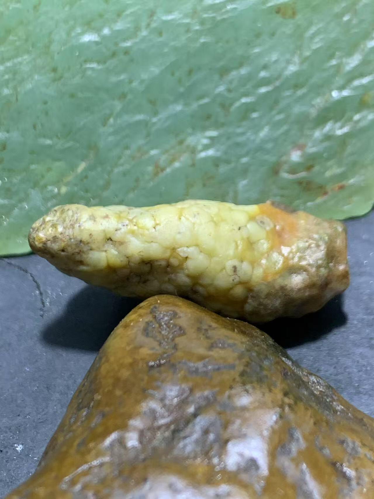 精美阿拉善高玉化极细鱼籽筋脉石原石一颗，