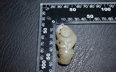 玉石翡翠玛瑙｜拍卖专场 明清风老和田玉立体工童子执莲把件｜尺寸详见图八