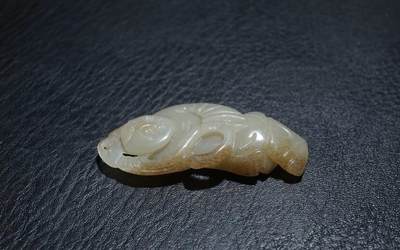 玉石翡翠玛瑙｜拍卖专场 明清风老和田玉立体工童子执莲把件｜尺寸详见图八