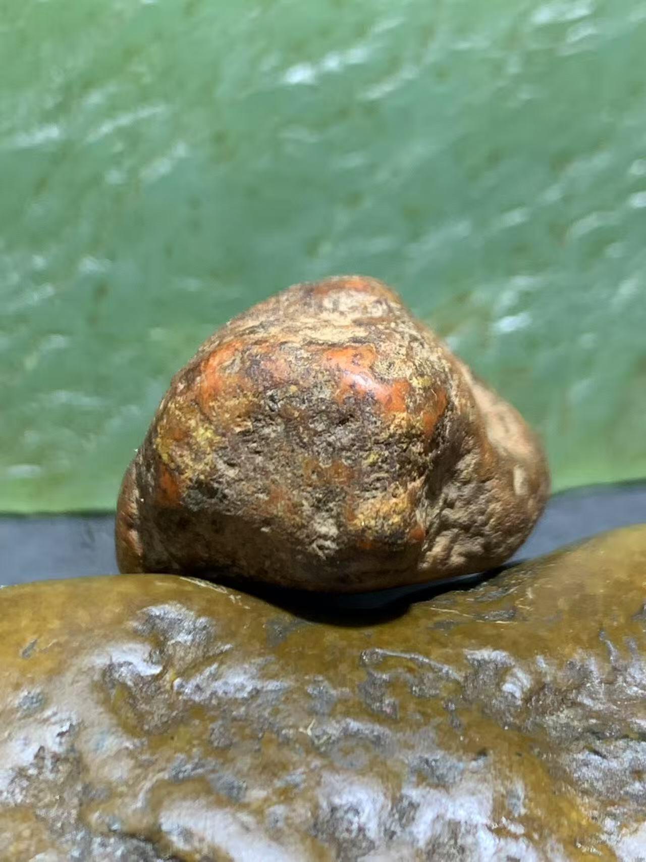 精美红皮柿子红南红玛瑙原石一颗，，
