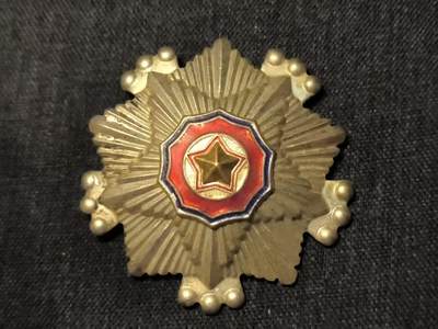 古林万国勋赏爱藏第14期-分享拍场赚佣金 - 朝鲜人民民主主义共和国三级国旗勋章  苦难行军时期爪纹版