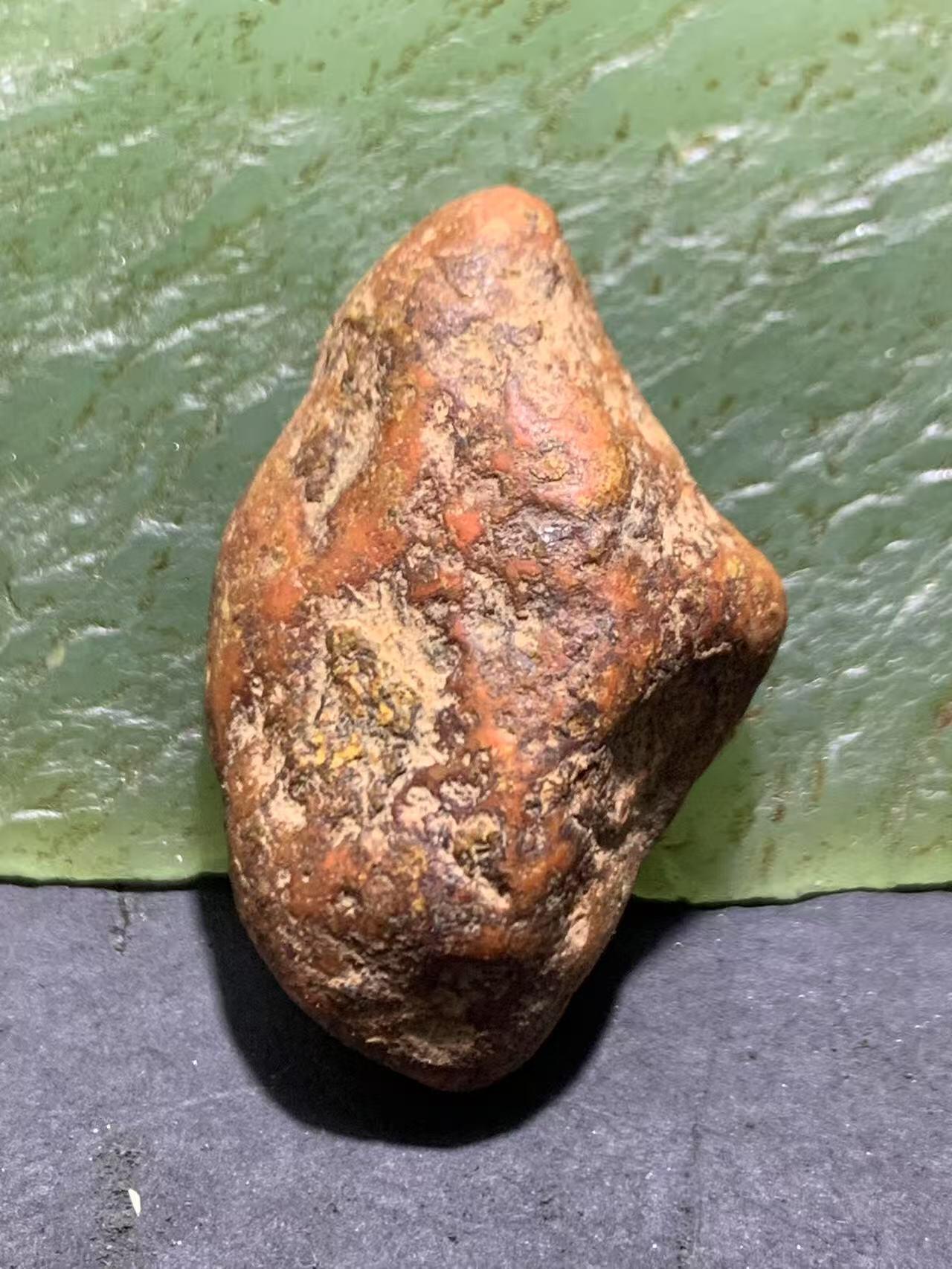 精美红皮柿子红南红玛瑙原石一颗，，