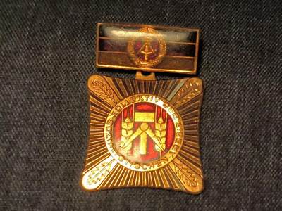 古林万国勋赏爱藏第14期-分享拍场赚佣金 - 民主德国集体劳动荣誉奖章 中期版美品背面铭文“以社会主义方式工作、学习和生活 （Sozialistisch arbeiten, lernen und leben ）”