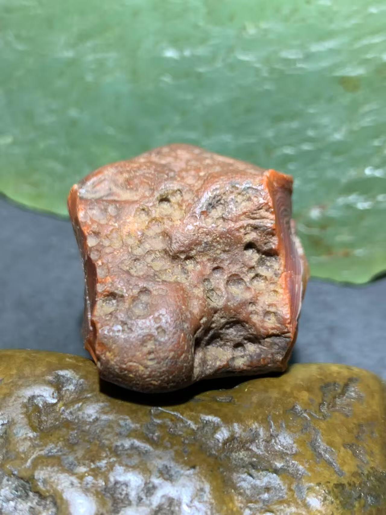 精美铁红皮原皮开窗料千层纹南红玛瑙原石一颗，
