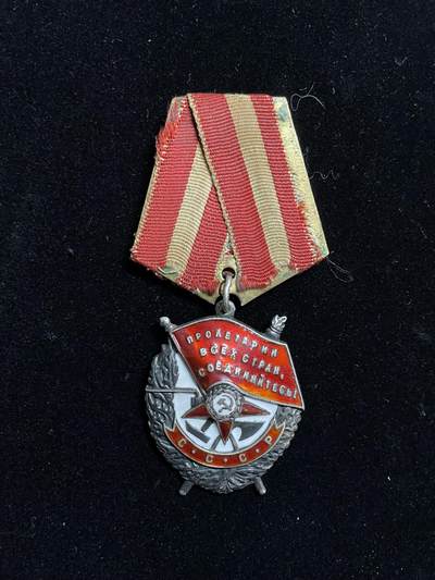 端午安康，戎马世界章牌大赏第97期 - 苏联红旗勋章，授予炮兵上尉，得主还获得亚历山大涅夫斯基勋章，得主因为与步兵分队一起侦查，引导我方炮兵压制敌军火力，得主击溃敌军近一个连的兵力，因此获得红旗勋章（得主颜值非常高）