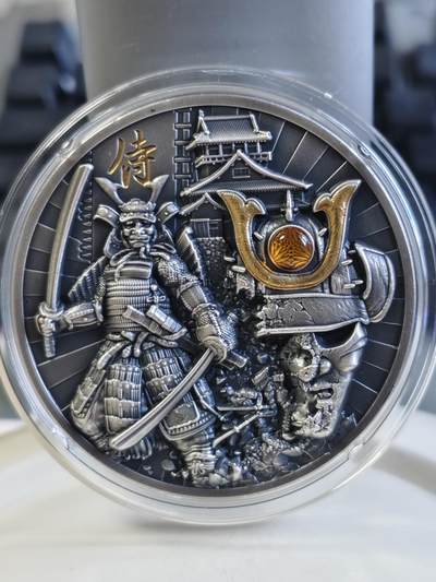 第174期拍卖【长期征集拍品】 - 【海寧潮】纽埃2019年勇士系列1日本武士2盎司镶嵌琥珀银币，999银，发行500枚，市场价格1900
