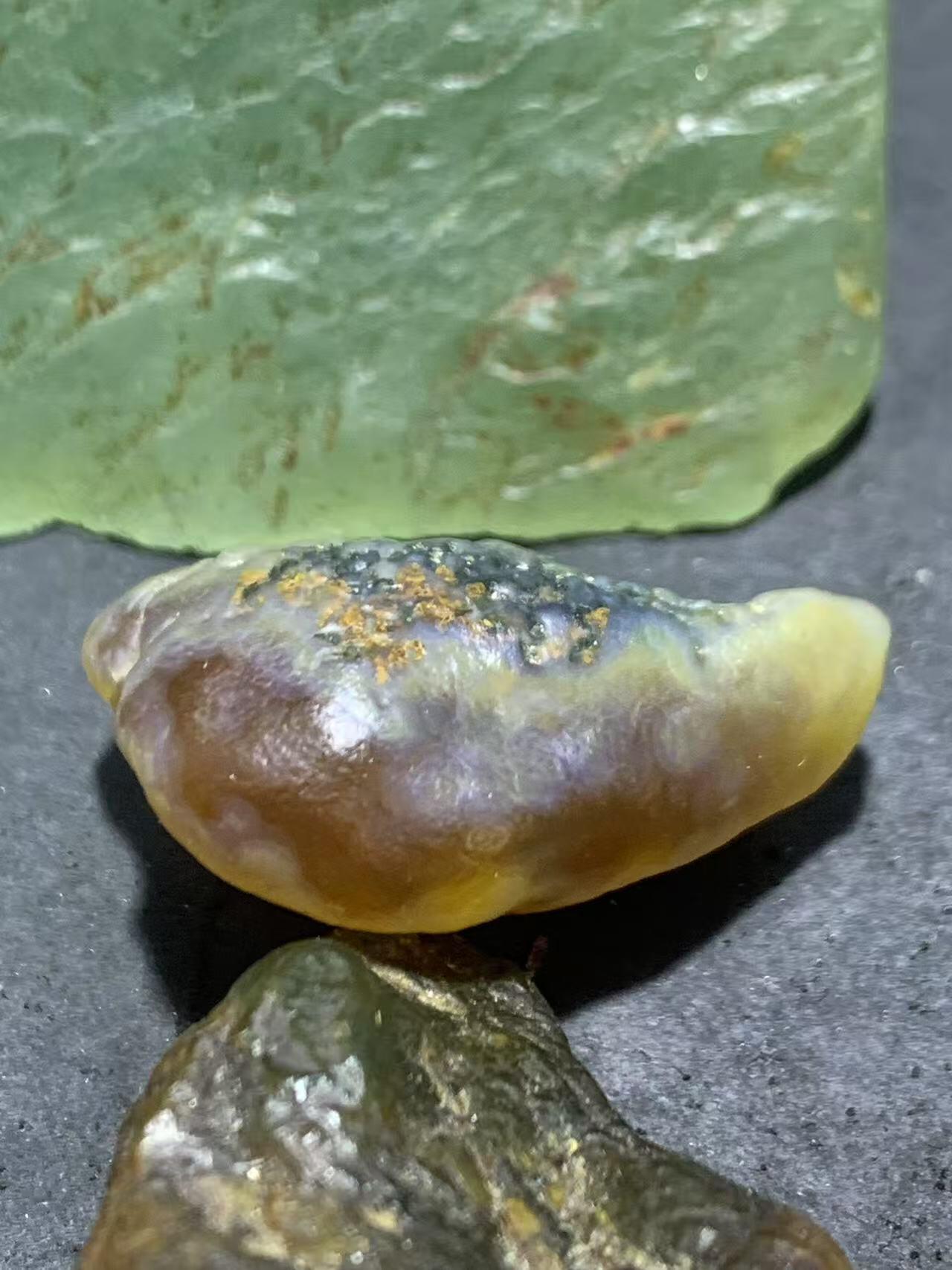 精美罕见高玉化戈壁阿拉善糖心绿草花皮玛瑙原石一颗