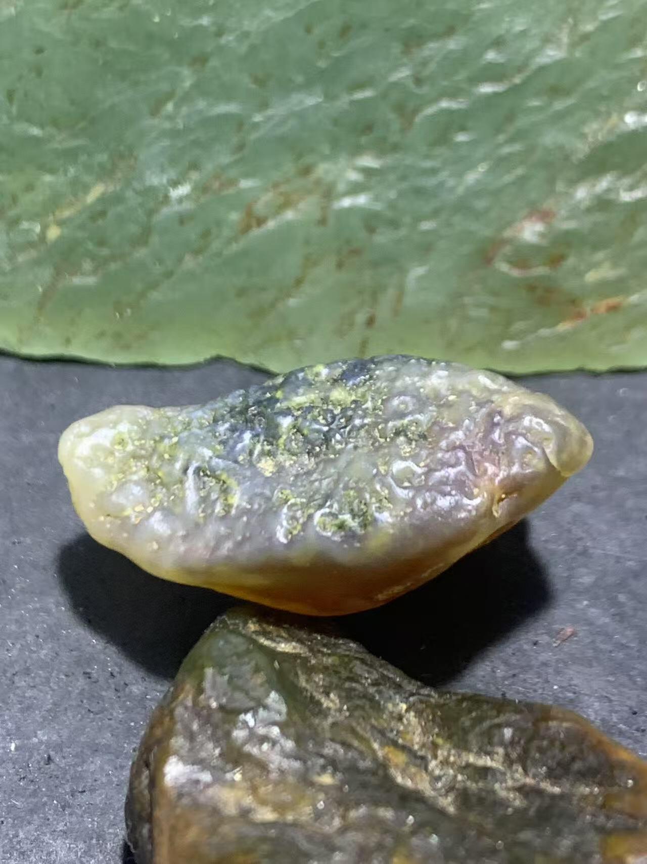 精美罕见高玉化戈壁阿拉善糖心绿草花皮玛瑙原石一颗
