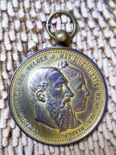 05月26日 世界币章 - 稀少品：1897年 比利时《比利时国王利奥波德二世与夫人玛丽·亨丽埃特》鎏金纪念章 约直径50mm，46g 旧品相