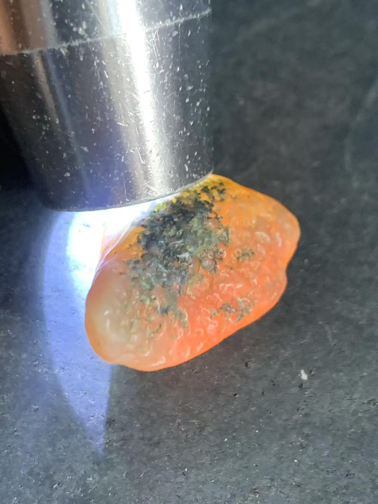 精美罕见高玉化戈壁阿拉善糖心绿草花皮玛瑙原石一颗
