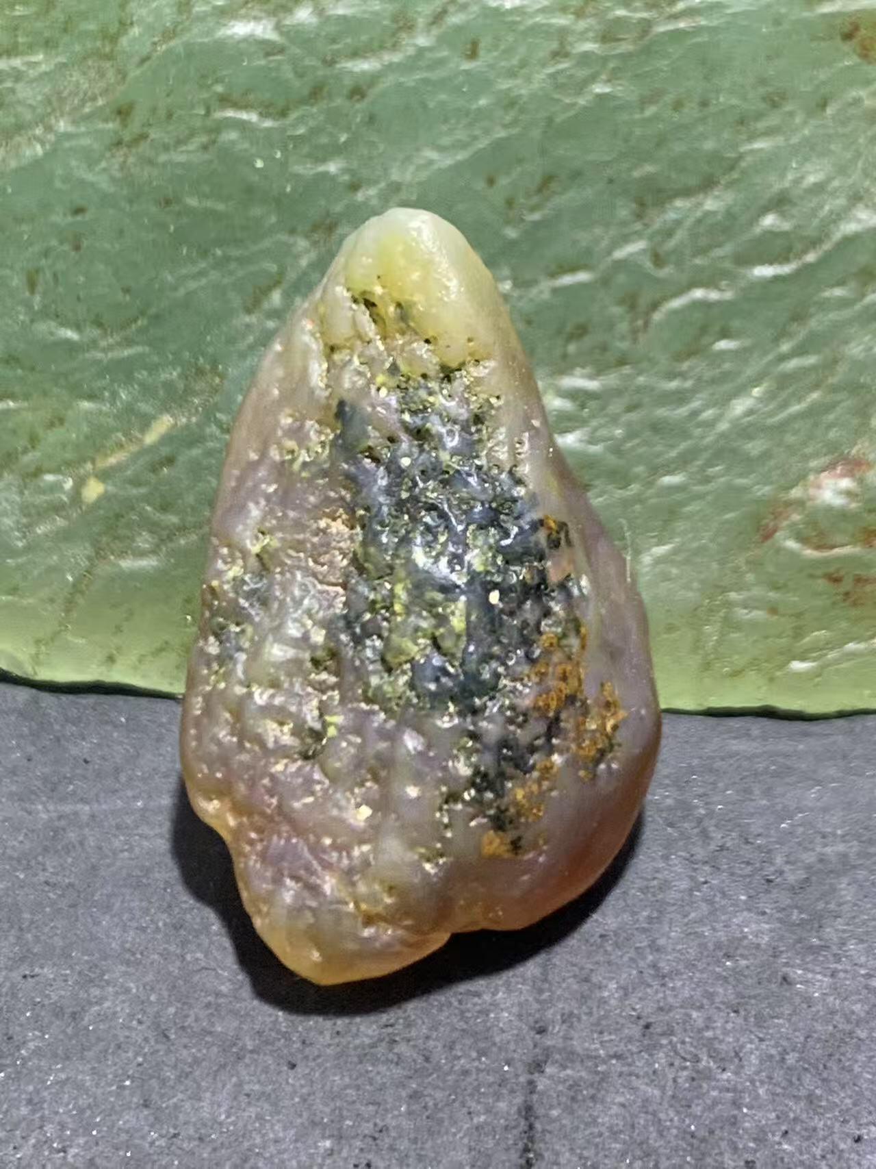 精美罕见高玉化戈壁阿拉善糖心绿草花皮玛瑙原石一颗
