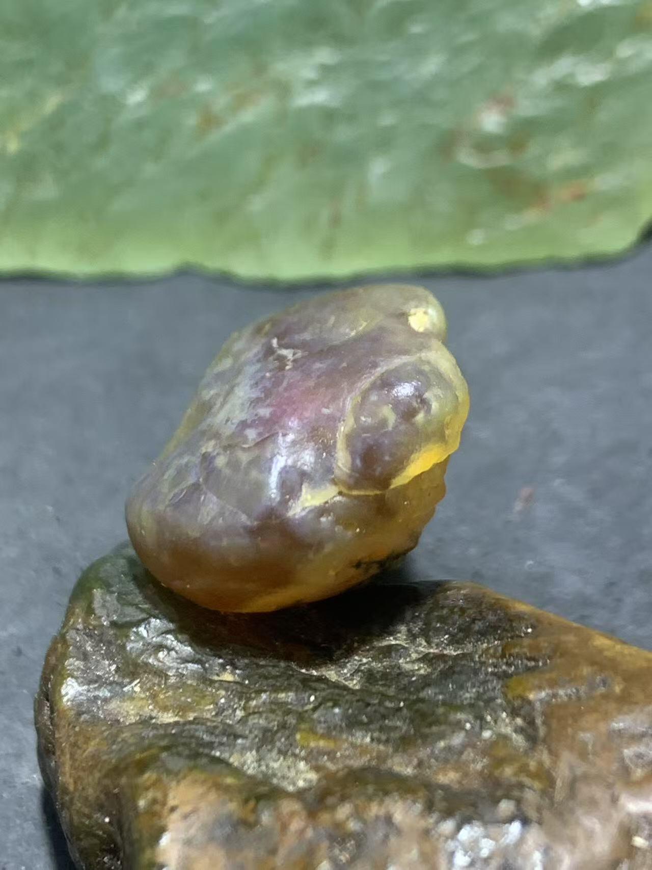 精美罕见高玉化戈壁阿拉善糖心绿草花皮玛瑙原石一颗
