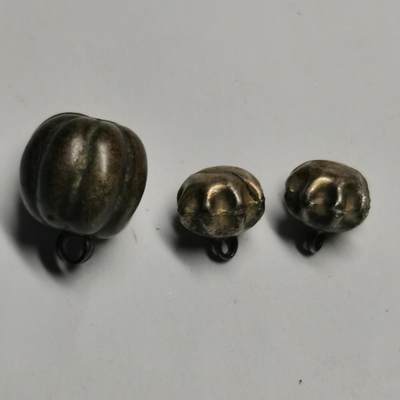 藏珍品阁64期 - 清代银铃铛2个小的完好，大的有裂，声音响亮