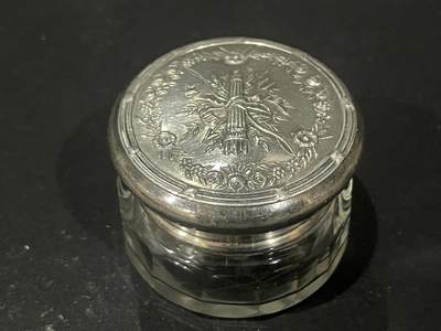 海外回流精品拍卖 - 法国回流19世纪纯银琉璃小盒 尺寸：3.5cmX2.8cm。