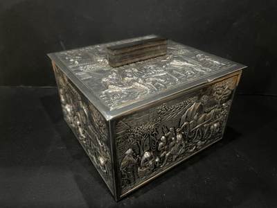 海外回流精品拍卖 - 法国回流人物题材包银盒子 尺寸：11.5cmX11.5cmX6.8cm。