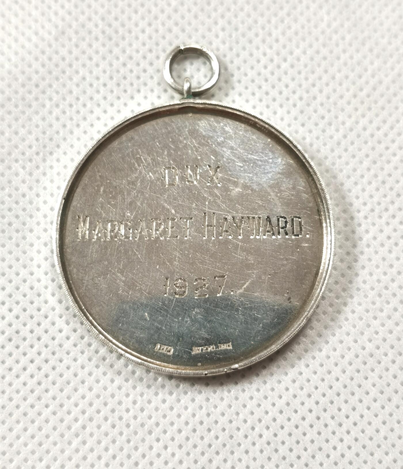  甄臻铺-世界币章拍卖（第19期），送拍享返佣金等优惠多多 1927年英国斯卡里斯布克学院颁发的获奖银章，直径38.5毫米，重23克。1927年 Dux 奖，得主是 Margaret Hayward，由银匠大师J•M制作。
