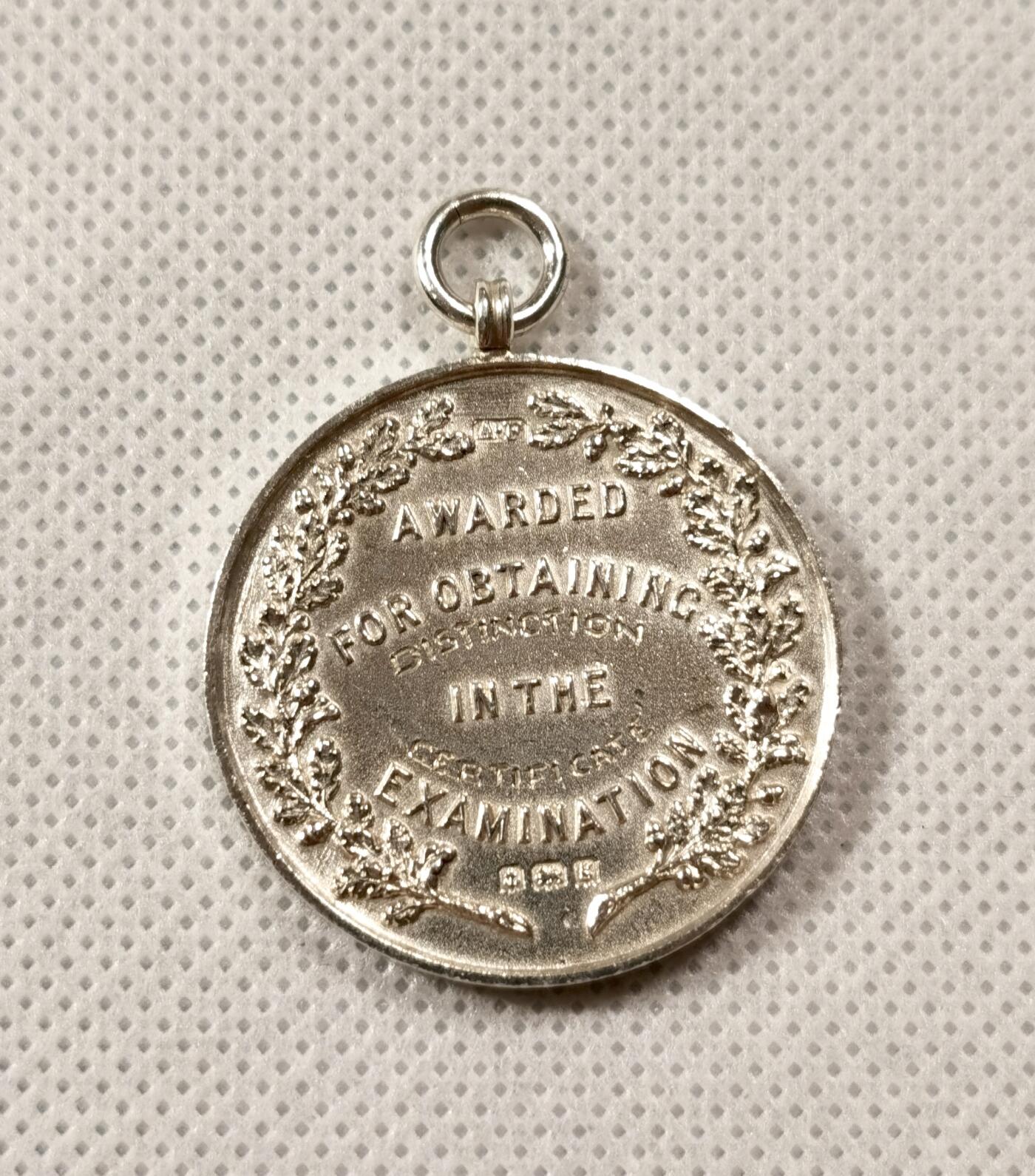  甄臻铺-世界币章拍卖（第19期），送拍享返佣金等优惠多多 1906年英国普通企业学院颁发的获奖银章，直径32毫米，重13.2克。证书考试中获得优异成绩而得，由银器大师A•F制作，品相完好