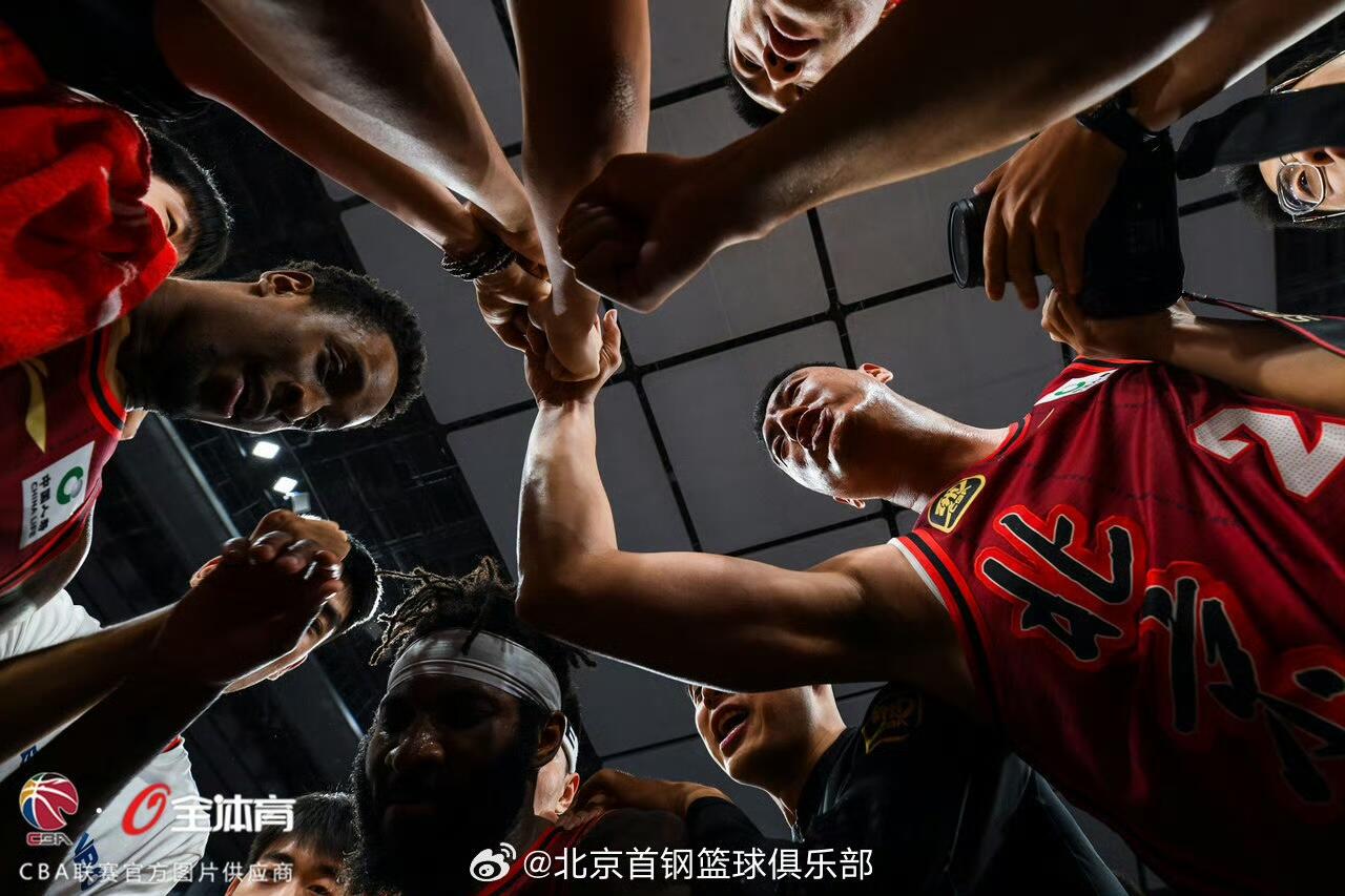 零元拍：北京首钢篮球俱乐部北京北汽男篮全队签名季后赛球员版热身T恤。