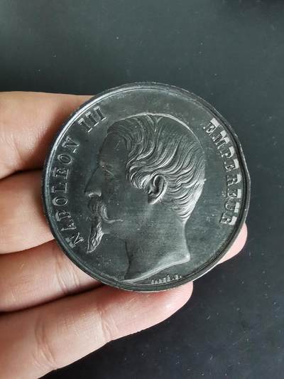 老王徽章第123期 - 法国1855世博会纪念章   拿三头像版    直径52mm 重量50g