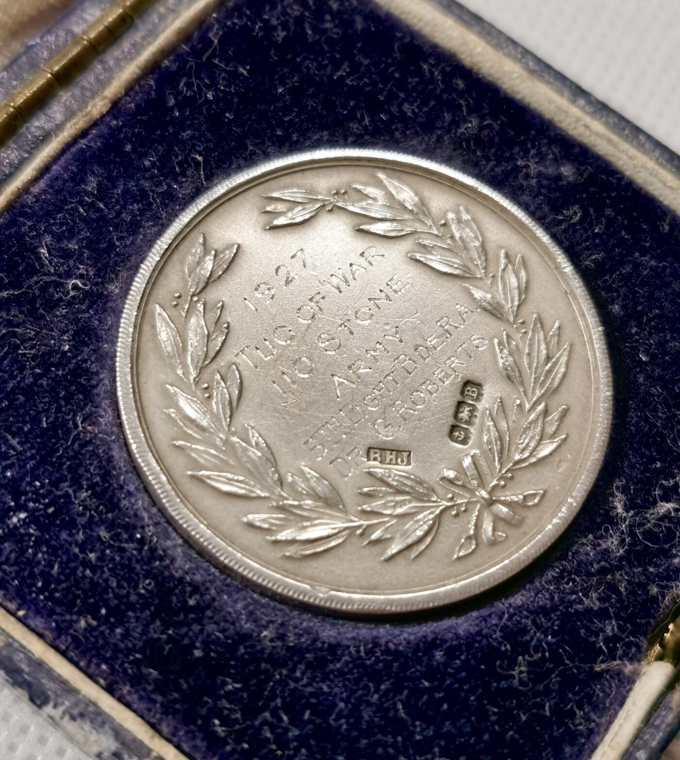  甄臻铺-世界币章拍卖（第19期），送拍享返佣金等优惠多多 1926年英国皇家海军拔河比赛获奖银章带原盒，外径32.5mm，重量15.3克