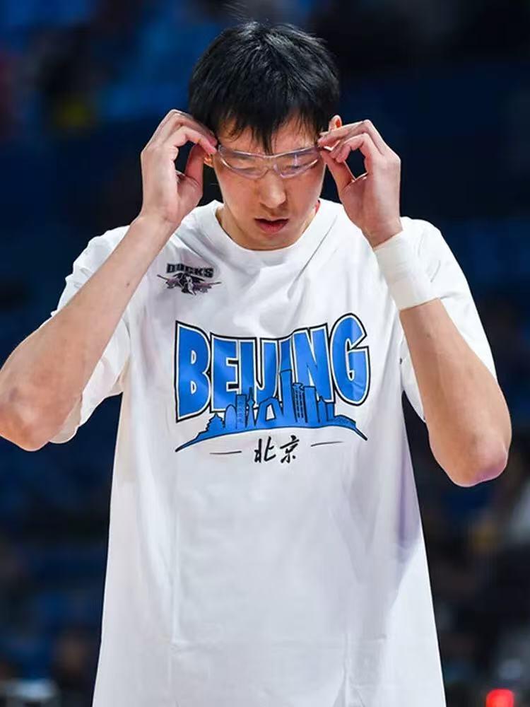零元拍：北京首钢篮球俱乐部北京北汽男篮全队签名季后赛球员版热身T恤。