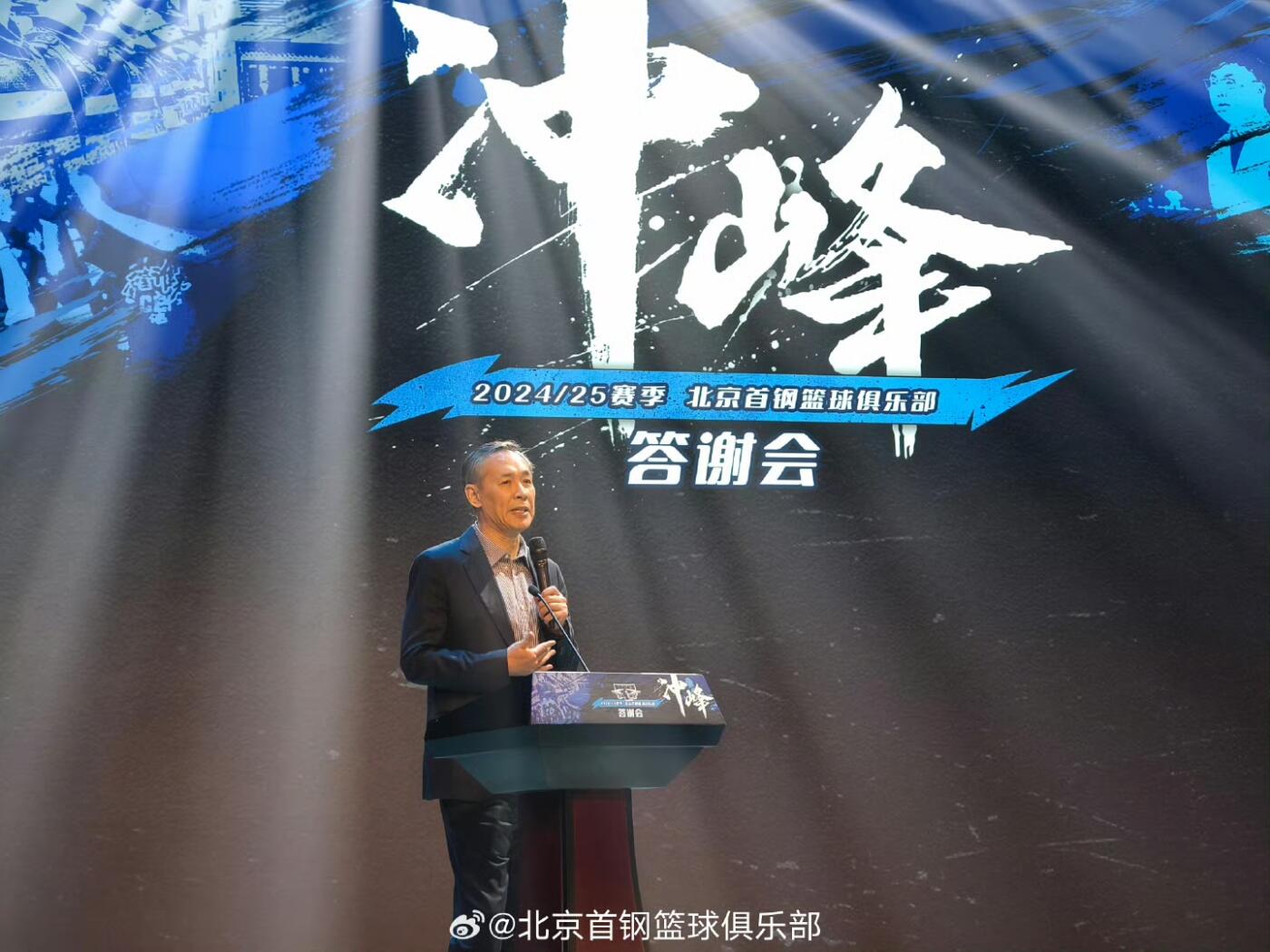 零元拍：北京首钢篮球俱乐部北京北汽男篮全队签名季后赛球员版热身T恤。