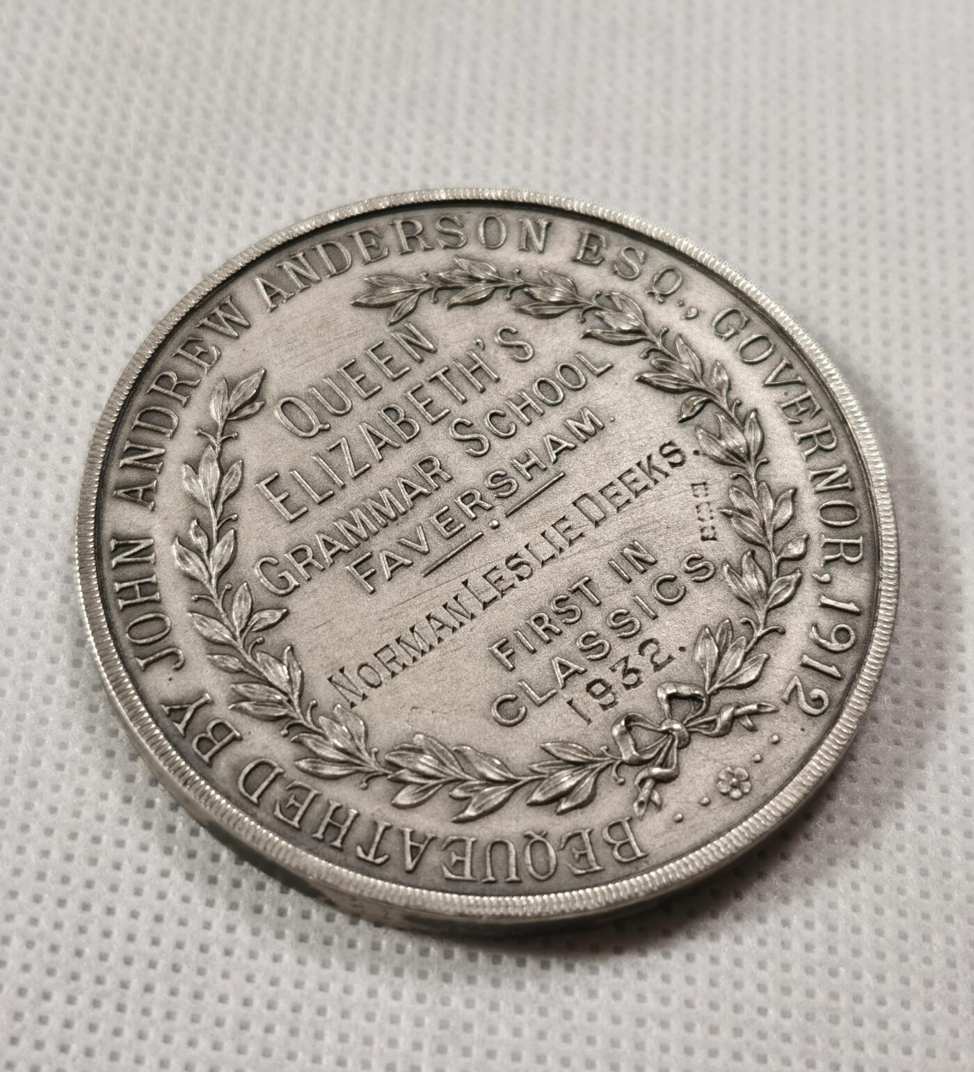  甄臻铺-世界币章拍卖（第19期），送拍享返佣金等优惠多多 英国伊丽莎白女王语法学校1932年颁发的一等奖银章，重63克，直径51.3毫米，磨砂效果，雕刻精美，收藏欣赏佳品。