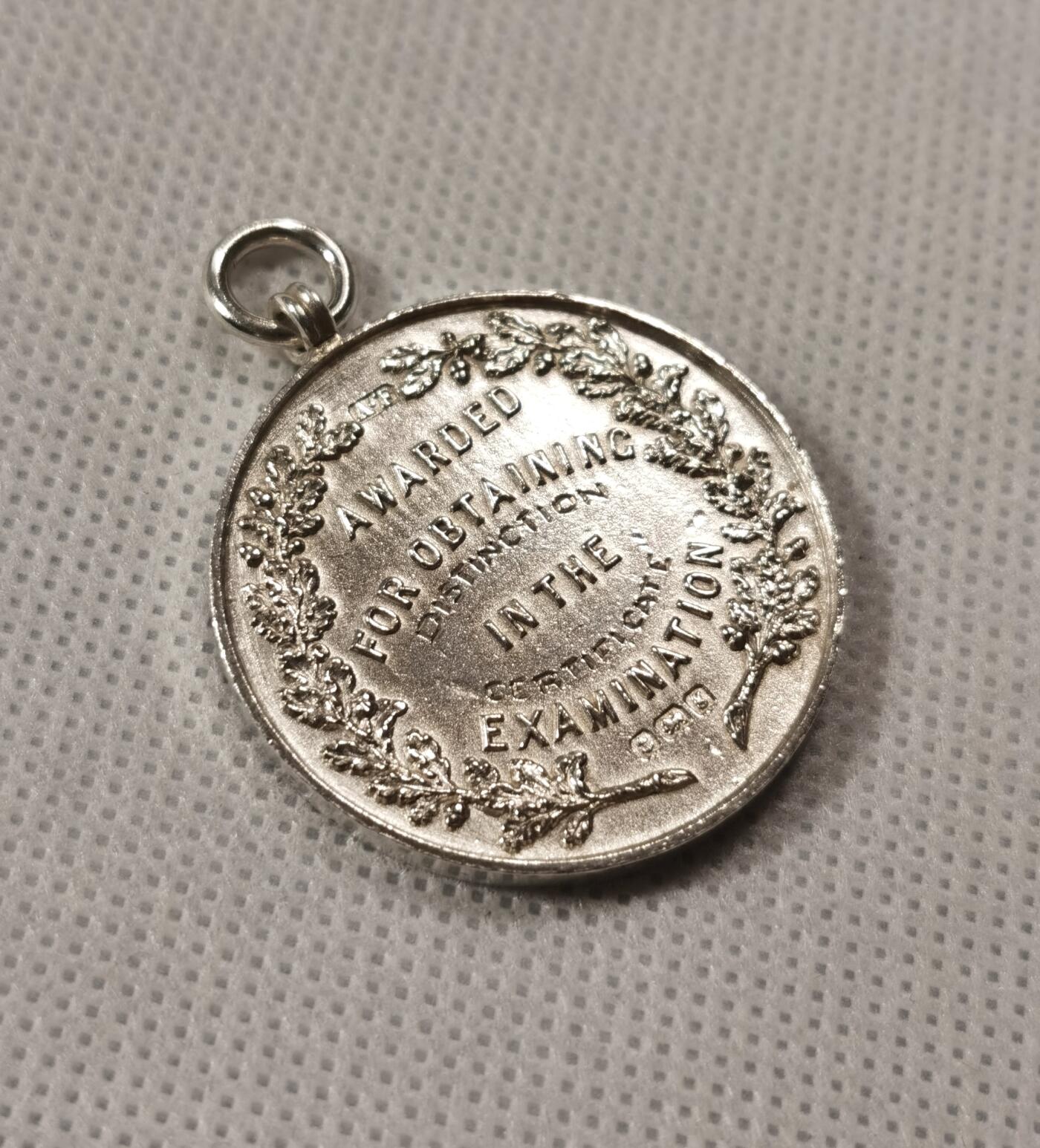  甄臻铺-世界币章拍卖（第19期），送拍享返佣金等优惠多多 1906年英国普通企业学院颁发的获奖银章，直径32毫米，重13.2克。证书考试中获得优异成绩而得，由银器大师A•F制作，品相完好