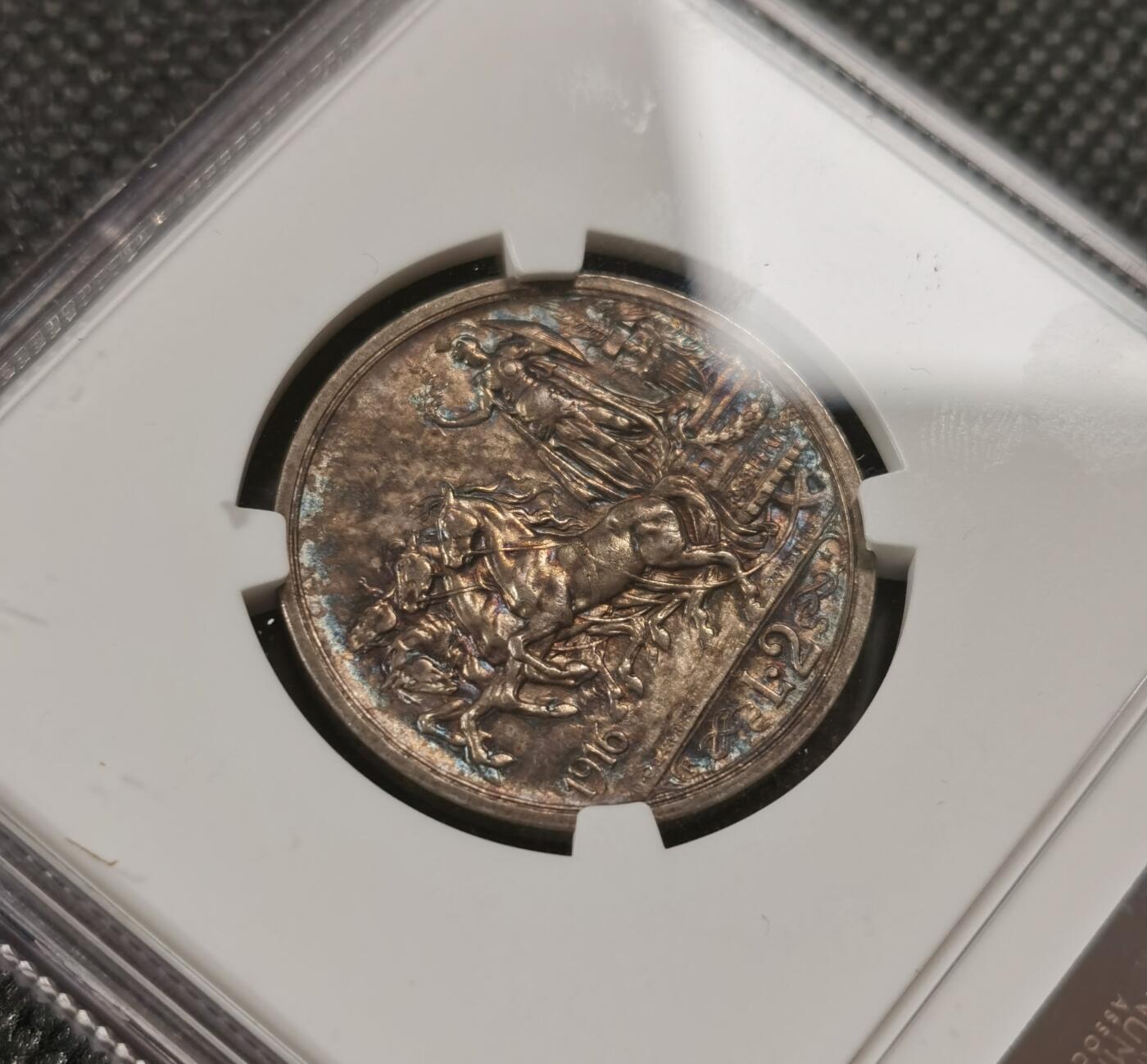  甄臻铺-世界币章拍卖（第19期），送拍享返佣金等优惠多多 NGC-MS62 1916年意大利马车2里拉，黑五彩包浆，泛幽幽蓝光，极美，早期年份