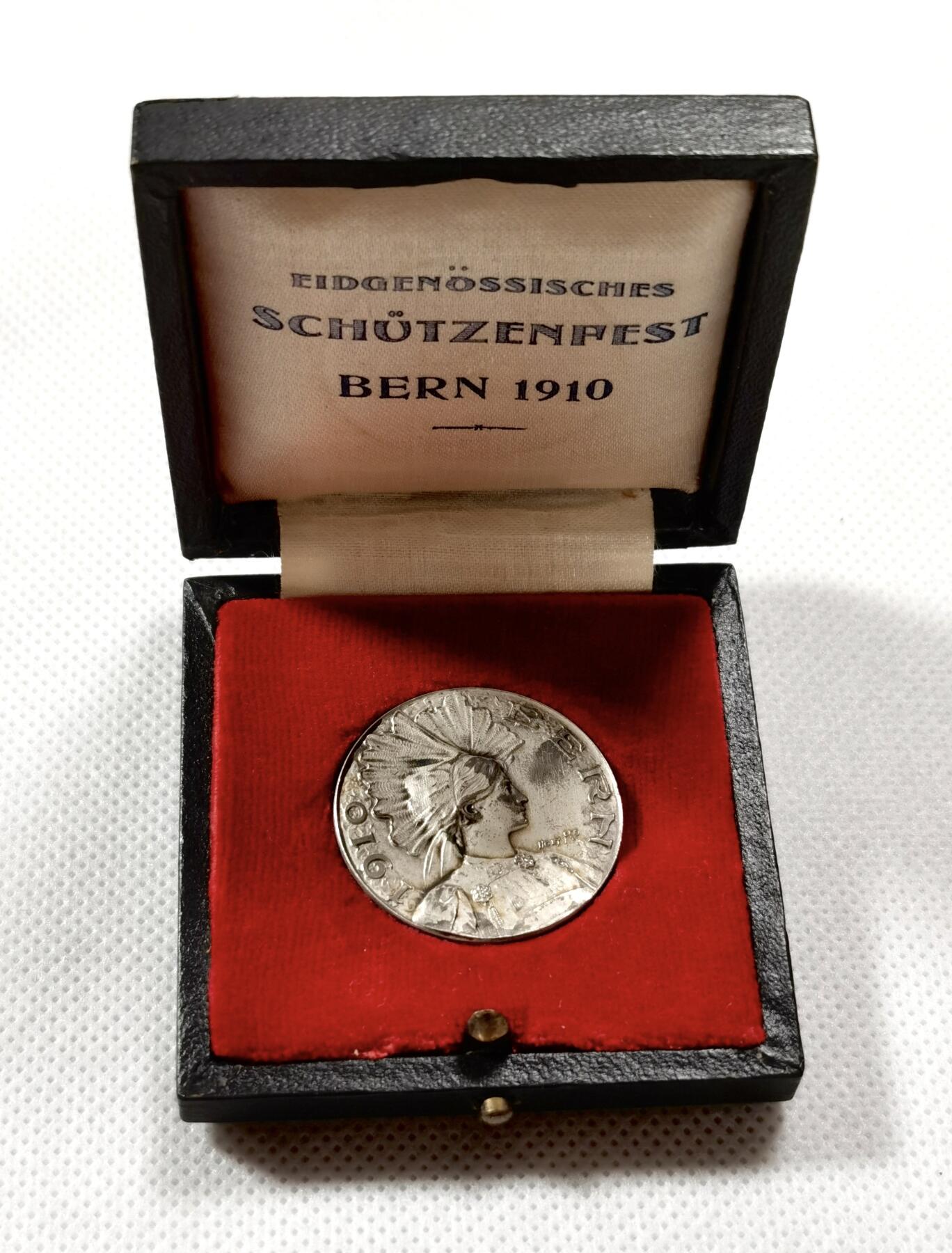  甄臻铺-世界币章拍卖（第19期），送拍享返佣金等优惠多多 1910年瑞士伯尔尼射击节银章，带原盒，重13.5克。经典银章，工艺精湛，正面是一位女神，背面有小熊和钟楼图案