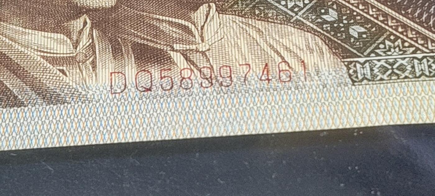 各种钱币拍场，可寄存满二百包邮 🔥🔥金三样🔥🔥钱坤评级，8001，金三样、内无1、至尊金牡丹、漏墨、倒七巧！特征多多！DQ58997461，金牡丹系列中的王者，（由于缺墨漏墨等原因造成的印刷瑕疵，所以低分，币本身无斑无油）视频说明一切，由于设备太烂没拍出来至尊金牡丹效果，但是无斑无油可以看出来！钱坤评级中国风金标！精品不容错过！