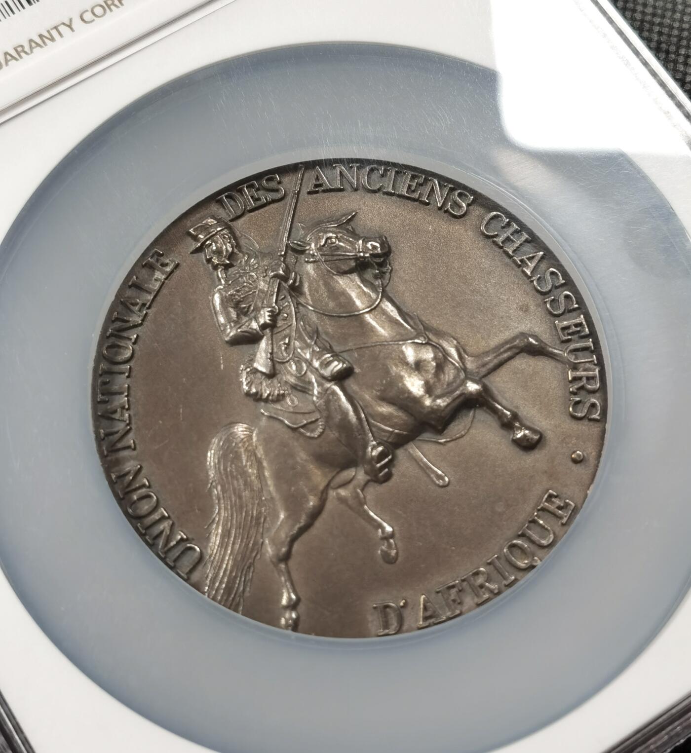  甄臻铺-世界币章拍卖（第19期），送拍享返佣金等优惠多多 NGC-MS63 法国非洲猎人联盟纪念银币，这枚银币由法国制造，是纪念非洲猎人联盟的特别版，直径68mm，加厚盒子