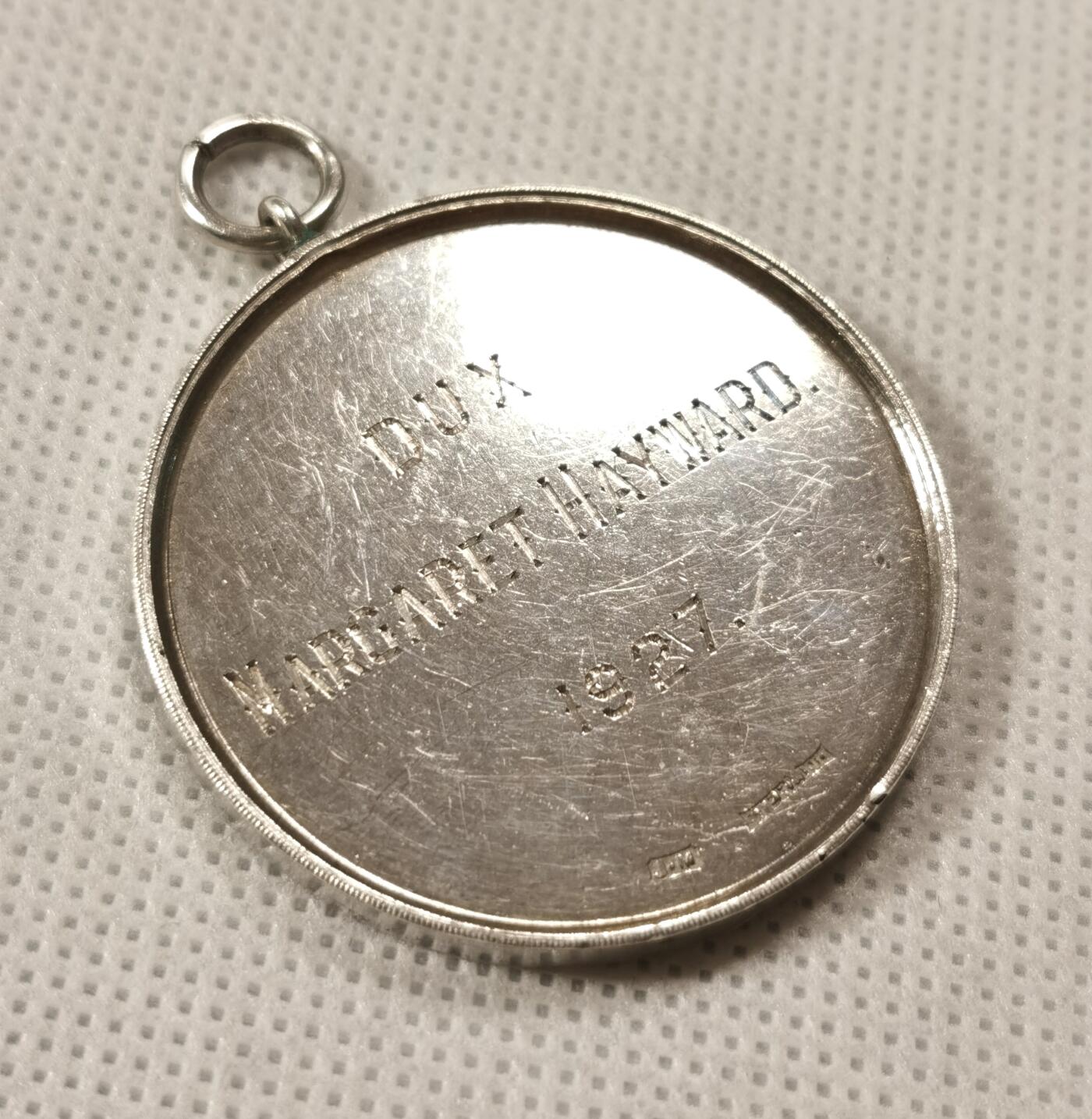  甄臻铺-世界币章拍卖（第19期），送拍享返佣金等优惠多多 1927年英国斯卡里斯布克学院颁发的获奖银章，直径38.5毫米，重23克。1927年 Dux 奖，得主是 Margaret Hayward，由银匠大师J•M制作。