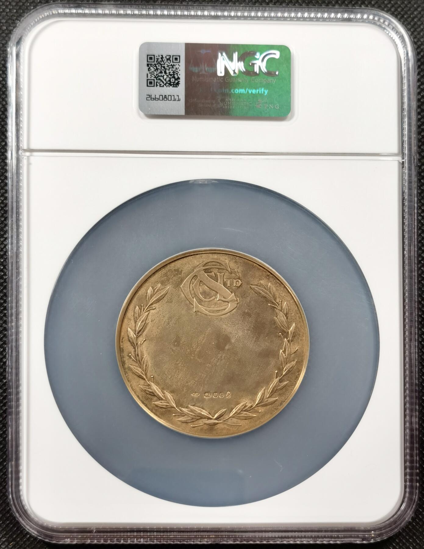  甄臻铺-世界币章拍卖（第19期），送拍享返佣金等优惠多多 NGC-MS63 英国 Cheltenham National Hunt Meet 银质纪念章，成色极佳。正面描绘骑师跨栏情景，象征着赛马运动的激情与荣耀。背面则有精致的月桂花环纹饰，彰显古典韵味，直径57mm