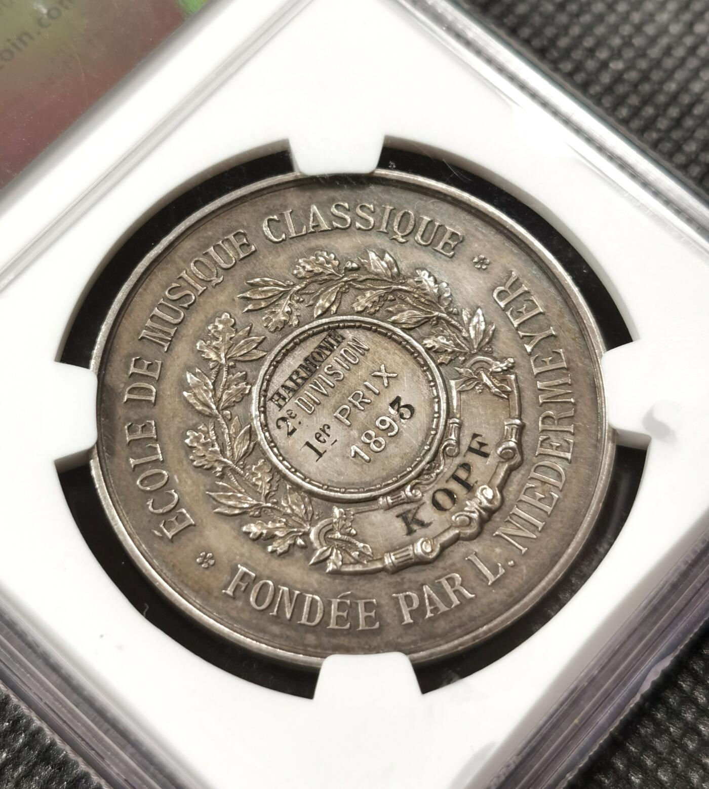  甄臻铺-世界币章拍卖（第19期），送拍享返佣金等优惠多多 NGC-MS63 1893年法国银质古典音乐学院奖章，直径37mm，正面是竖琴和植物纹饰，背面有“ÉCOLE DE MUSIQUE CLASSIQUE”字样和年份。适合收藏，成色不错