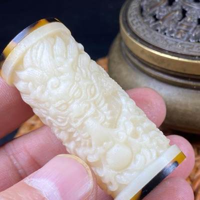 ❤️骆驼骨雕刻龙柱手把件(23010) 尺寸56*24mm - ❤️骆驼骨雕刻龙柱手把件(23010) 尺寸56*24mm