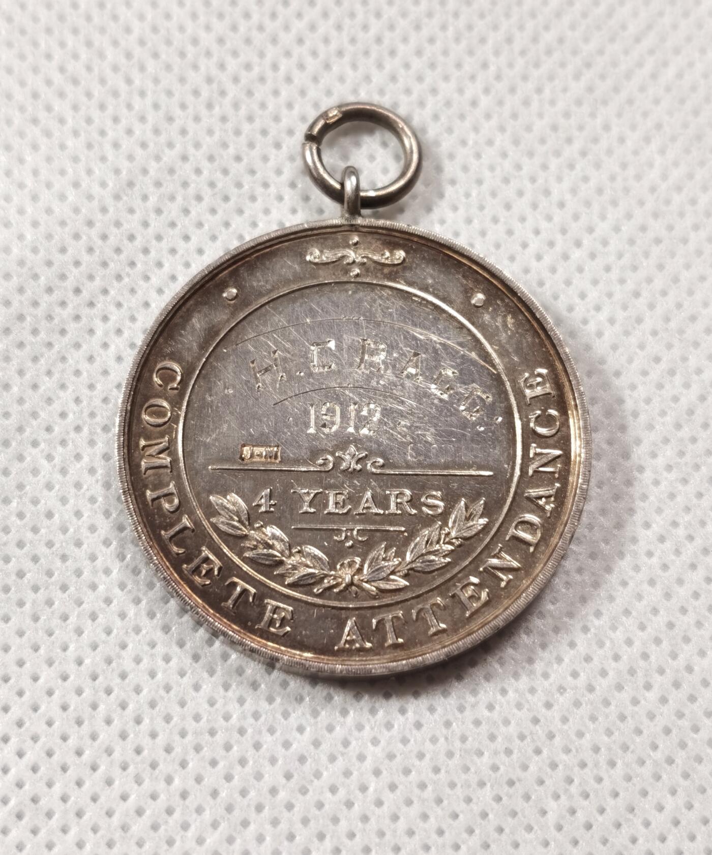  甄臻铺-世界币章拍卖（第19期），送拍享返佣金等优惠多多 1912年英国林肯郡荷兰县议会颁发的获奖银章，外径32.5毫米，重15.8克，4年完美出勤奖，由银匠大师J•M制作，纪念价值高