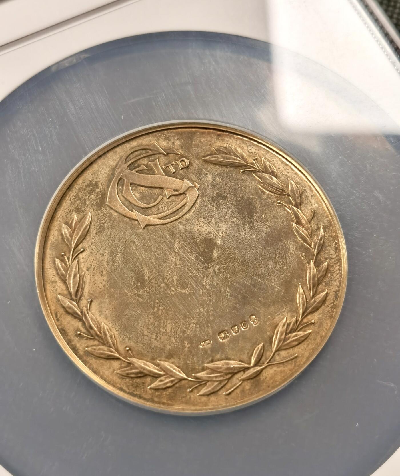  甄臻铺-世界币章拍卖（第19期），送拍享返佣金等优惠多多 NGC-MS63 英国 Cheltenham National Hunt Meet 银质纪念章，成色极佳。正面描绘骑师跨栏情景，象征着赛马运动的激情与荣耀。背面则有精致的月桂花环纹饰，彰显古典韵味，直径57mm