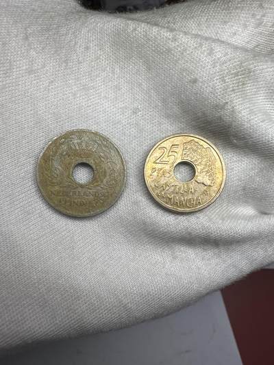 11.26散币、徽章专场 - 1996年西班牙25比塞塔卡斯蒂利亚-拉曼恰区圆孔币+ 荷属东印度1913年5分圆孔币