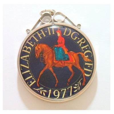 【银】英国1977年女王银婚珐琅彩镀金高浮雕精制带釉银币章吊坠 40MM - 【银】英国1977年女王银婚珐琅彩镀金高浮雕精制带釉银币章吊坠 40MM